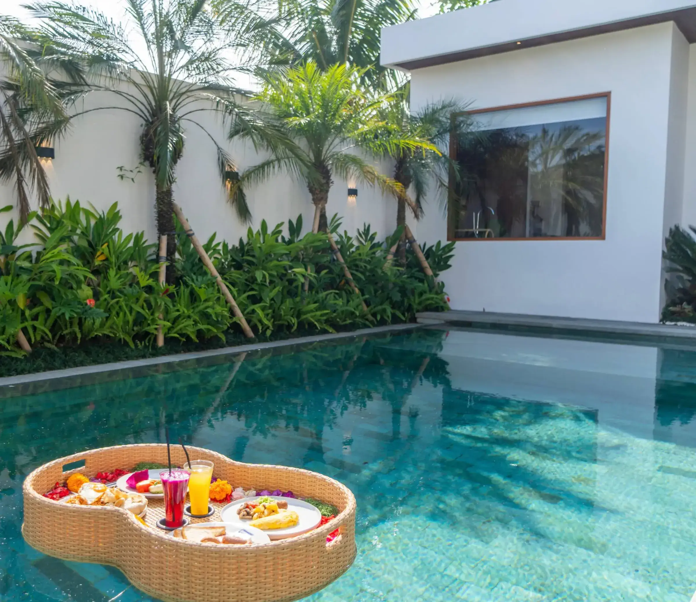 Sarapan terapung di private pool Meaji Villas, Ubud